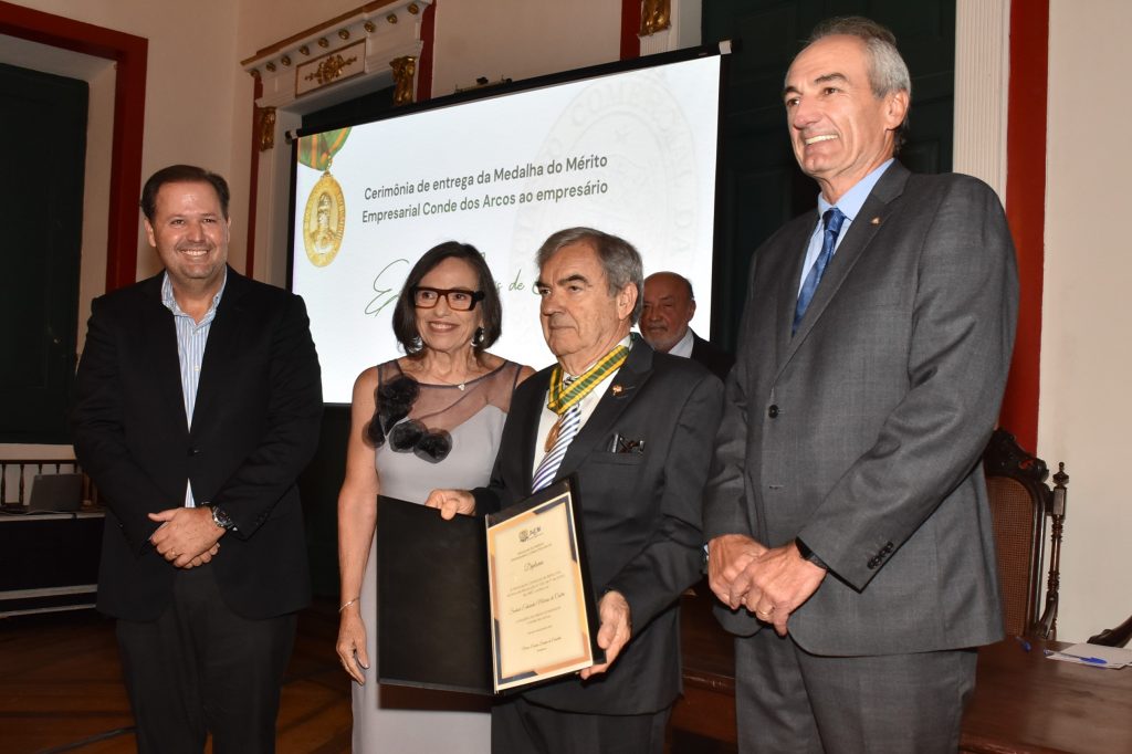 Imagem de Cerimônia de entrega da Medalha do Mérito Empresarial Conde dos Arcos ao empresário Eduardo Morais de Castro 18/04/2023